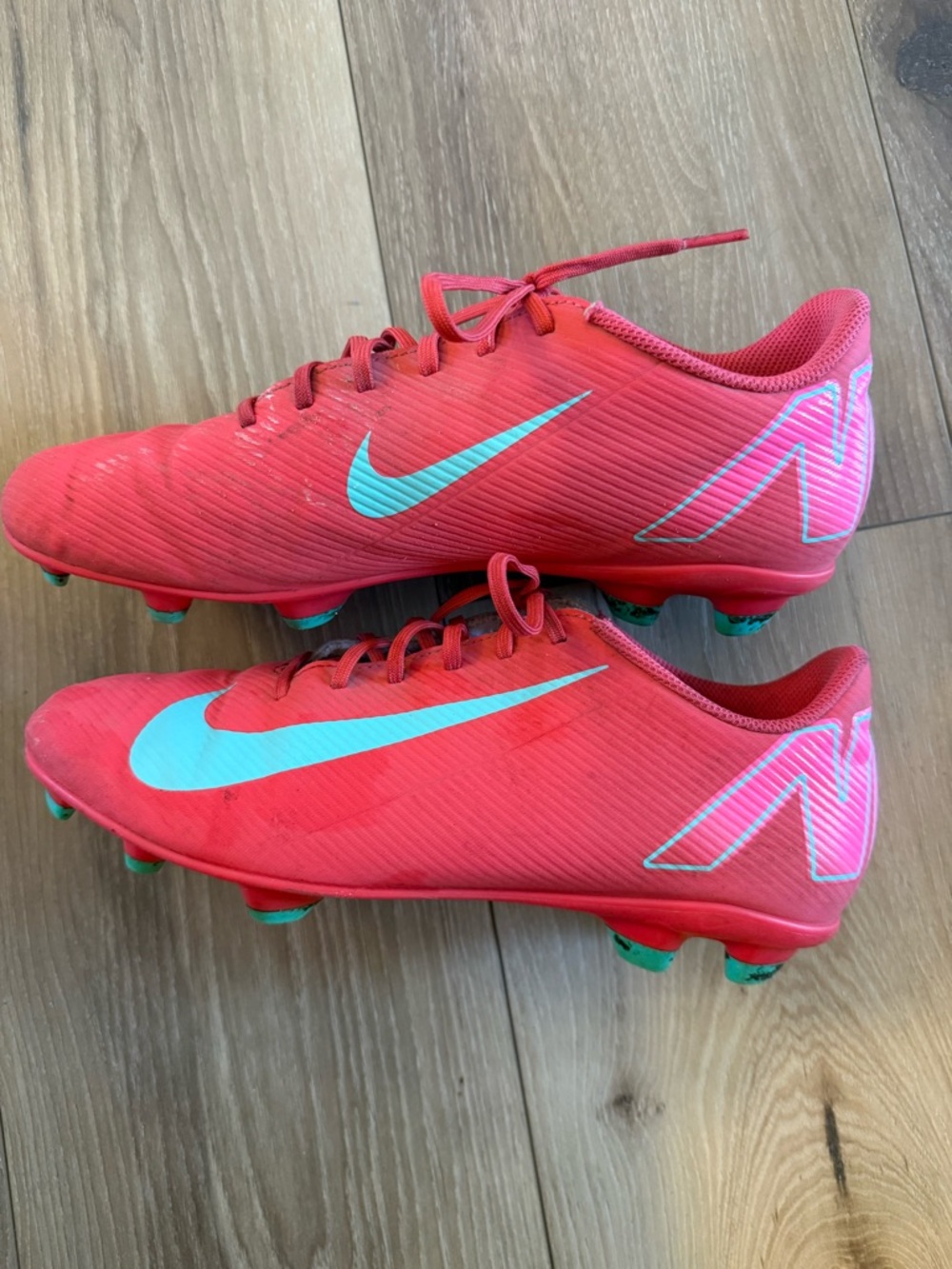 Nike women’s Coral-Red Soccer Cleats with Aqua Swoosh size 8.5
